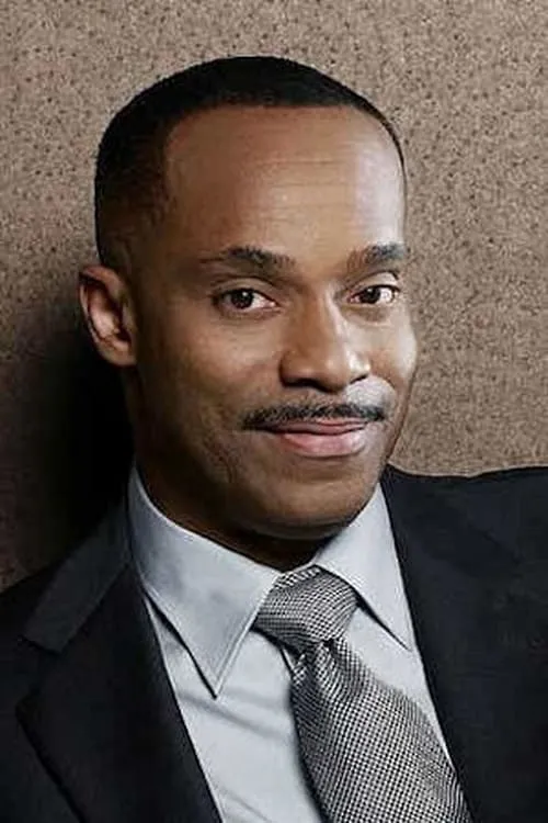 Rocky Carroll interpretando a Carl Reese