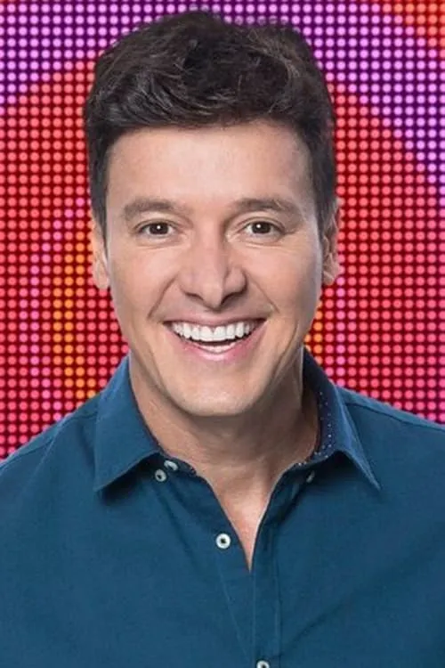 Rodrigo Faro interpretando a Silvio Santos