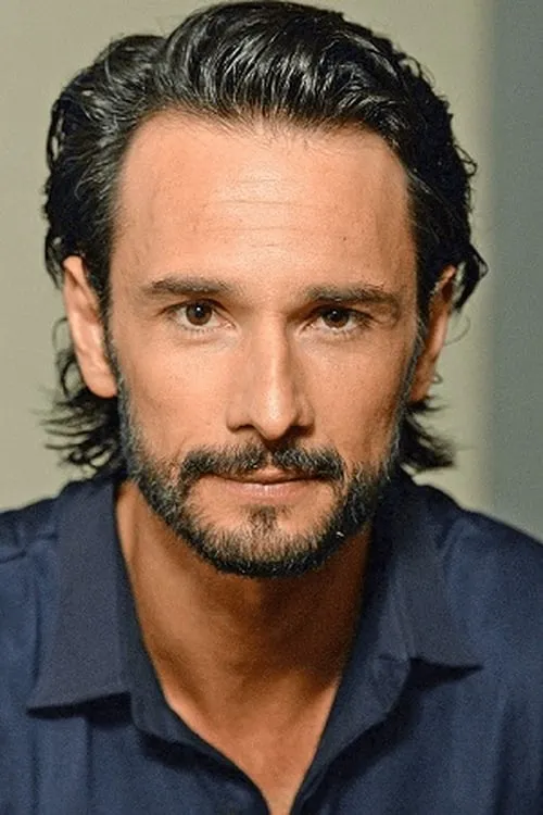 Rodrigo Santoro interpretando a Roni Rato