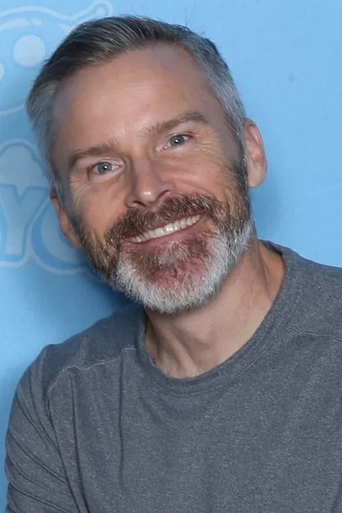 Foto de perfil del actor Roger Craig Smith en el reparto