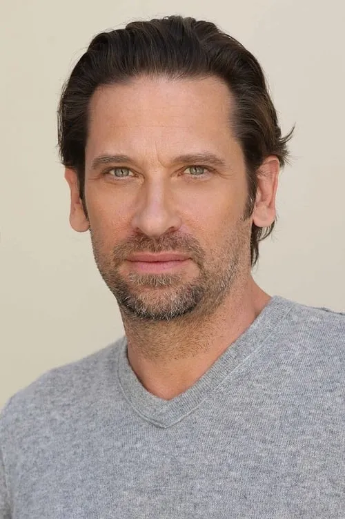 Roger Howarth en el reparto