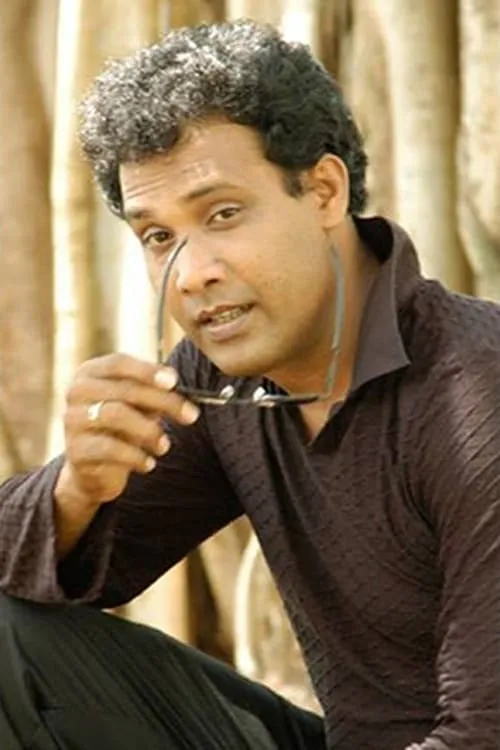 Roger Seneviratne interpretando a Revatha Dissanayake