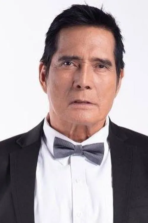 Roi Vinzon interpretando a Warden Manuel