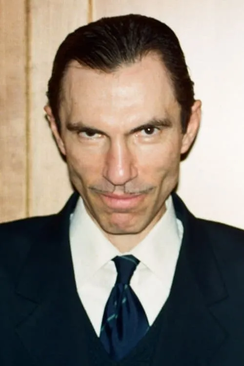 Ron Mael interpretando a 