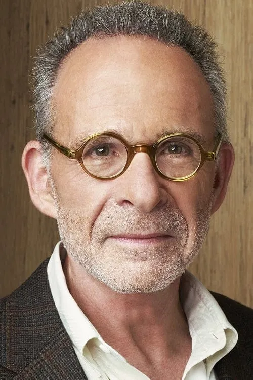 Ron Rifkin interpretando a Professor Pulling