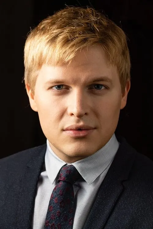 Ronan Farrow interpretando a Self