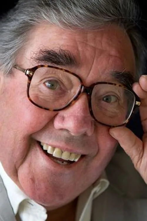 Ronnie Corbett interpretando a Himself