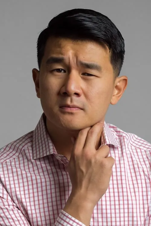 Ronny Chieng interpretando a Self