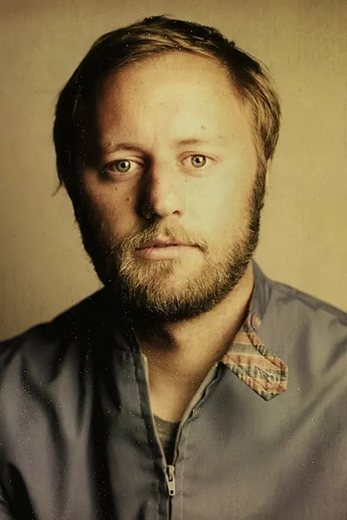 Rory Scovel interpretando a 