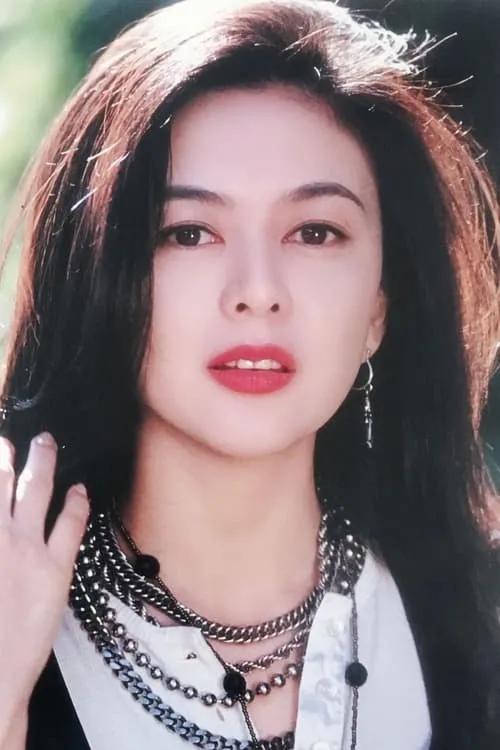 Rosamund Kwan interpretando a Monica