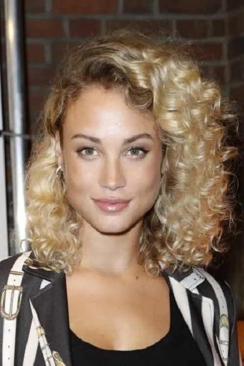 Rose Bertram interpretando a Self