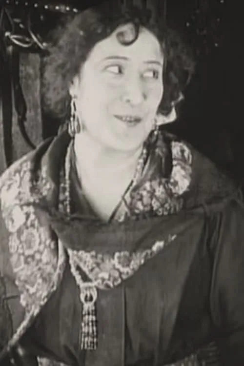 Rosita Marstini interpretando a Marcia Lamar (as Madame Marie Marstini)