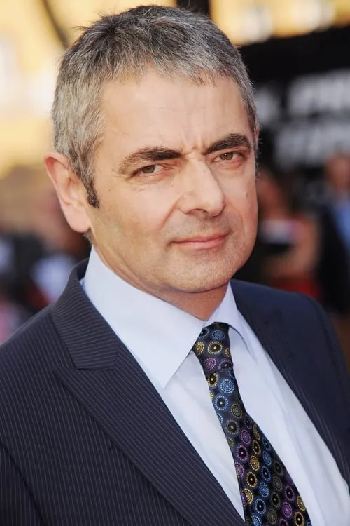 Rowan Atkinson interpretando a Self