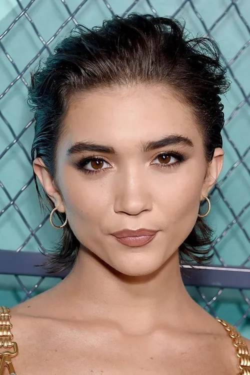 Rowan Blanchard interpretando a Veronica Kiley