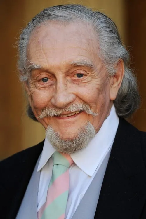 Roy Dotrice interpretando a Commissioner Gerald Simmons