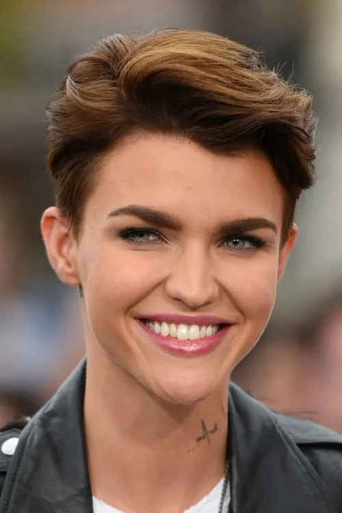 Ruby Rose interpretando a Herself