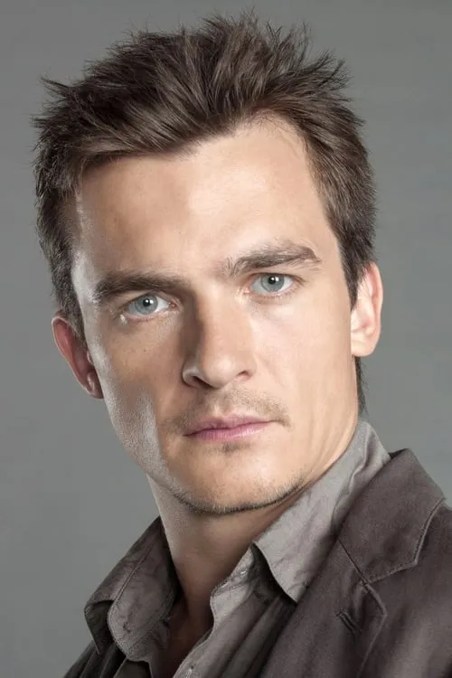 Rupert Friend interpretando a Self - Grand Inquisitor