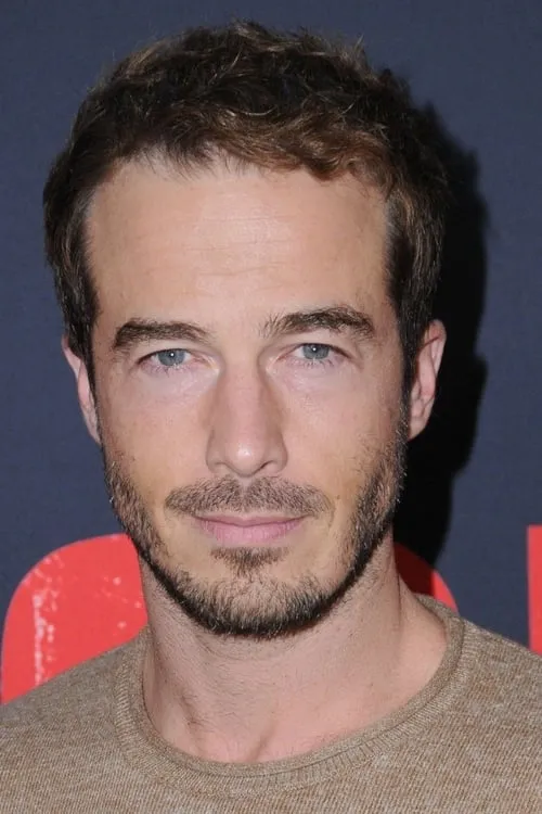 Ryan Carnes interpretando a Brody