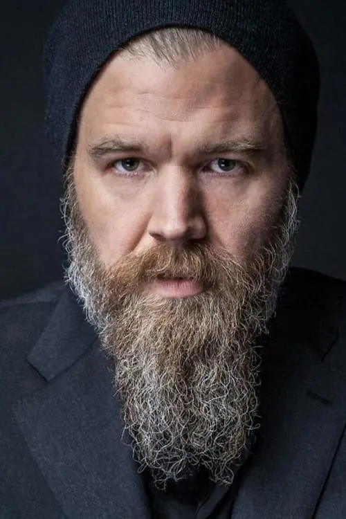 Ryan Hurst interpretando a Tinker