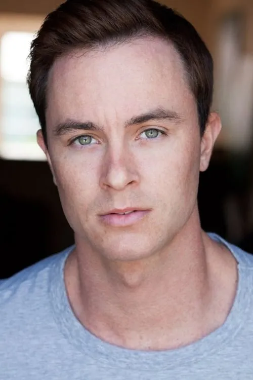 Ryan Kelley interpretando a Roy Parker