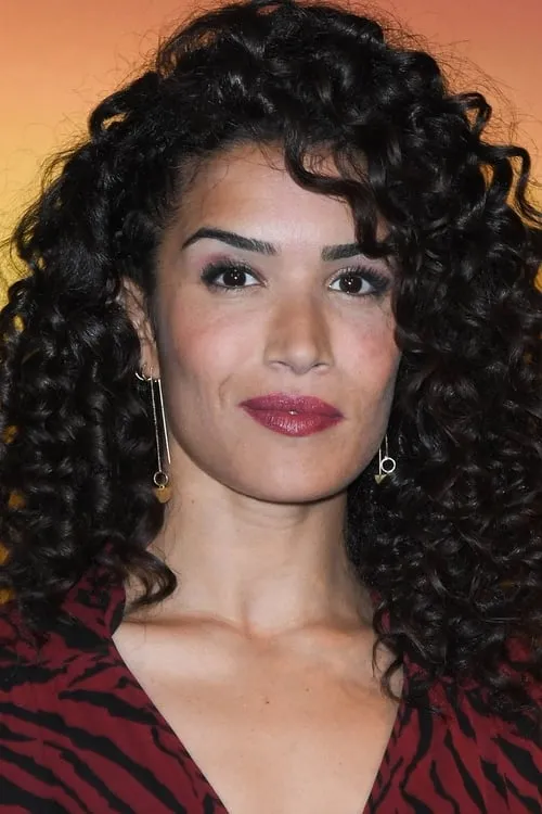 Sabrina Ouazani interpretando a Élisa Corone