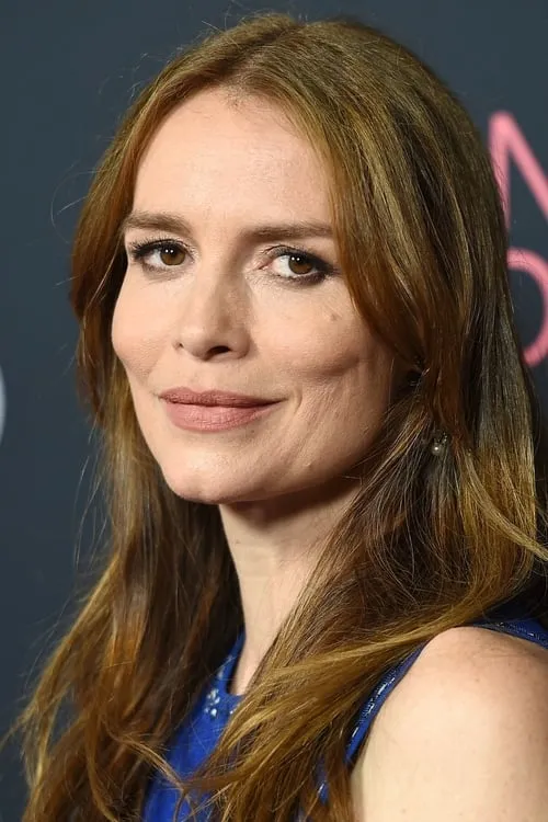 Saffron Burrows interpretando a Moira Kennedy Kelly