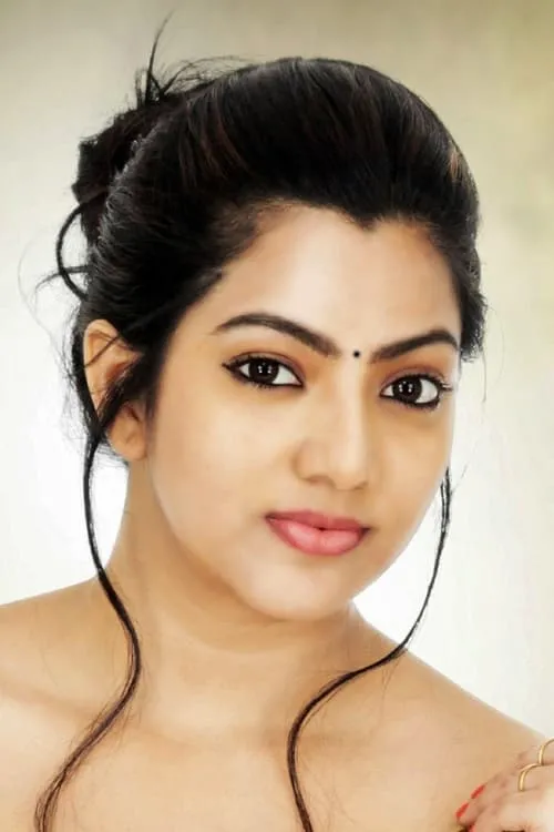 Sai Priya Deva interpretando a Raghavi