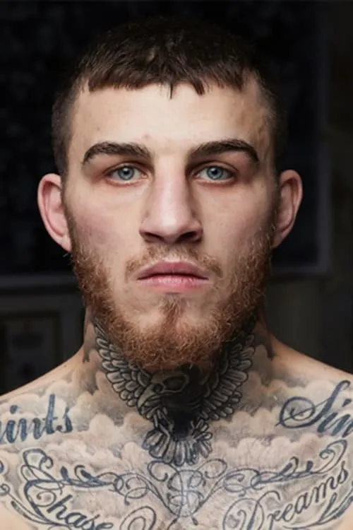 Sam Eggington interpretando a Self