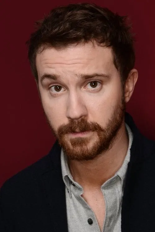 Sam Huntington interpretando a Bret Johnson