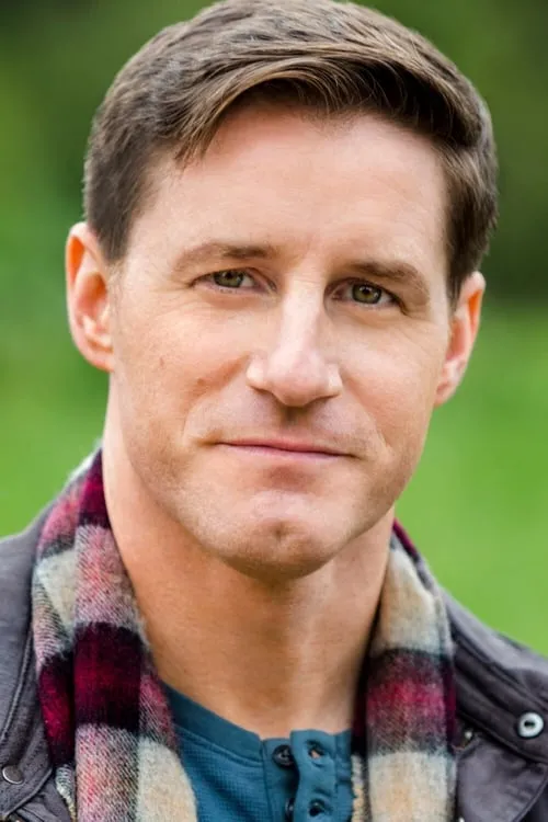 Sam Jaeger interpretando a Paul Davison