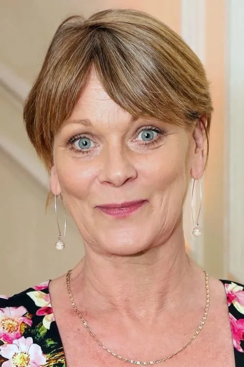 Samantha Bond interpretando a Patsy