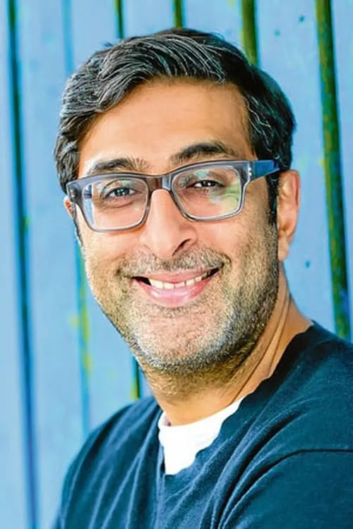 Sanjeev Kohli interpretando a Pilot