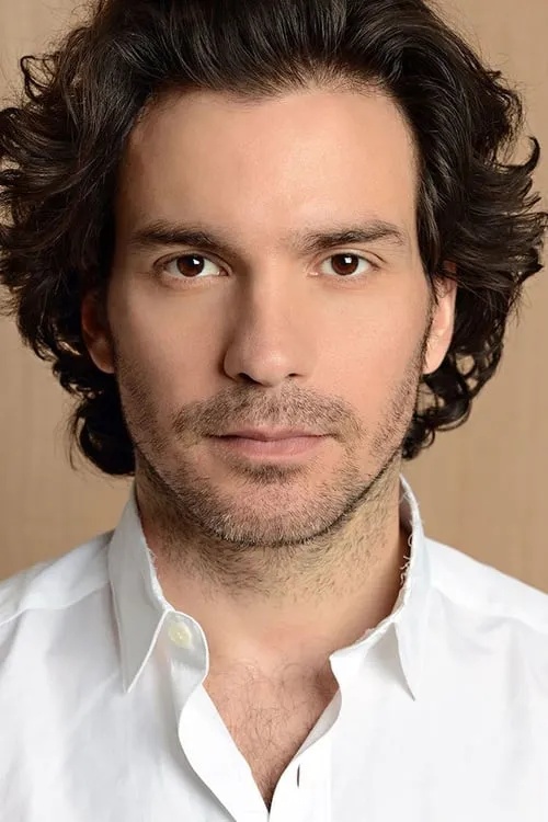 Santiago Cabrera interpretando a 