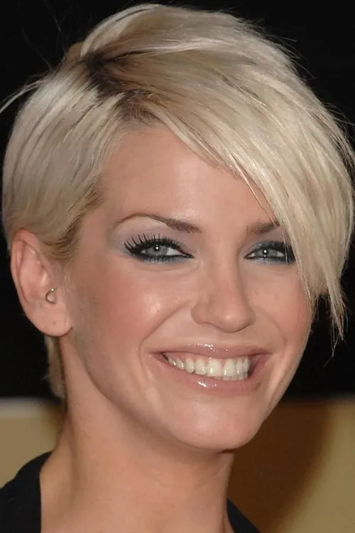 Sarah Harding interpretando a Stephanie Smith