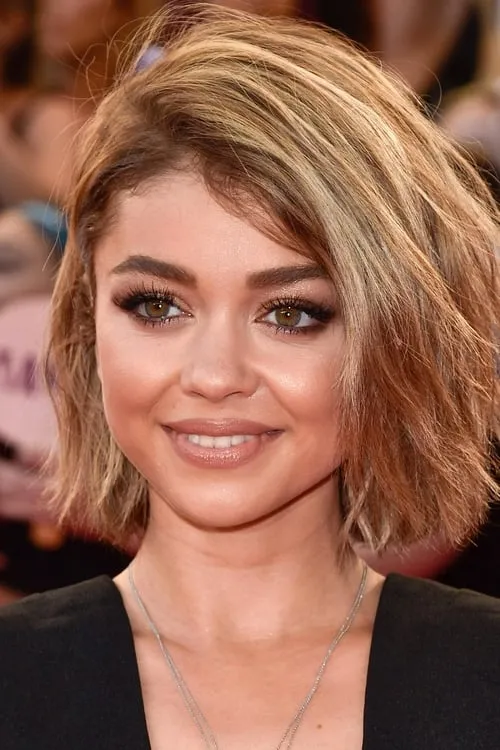 Sarah Hyland interpretando a Mara