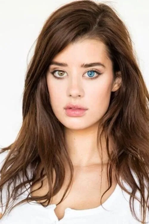 Sarah McDaniel interpretando a Isabel