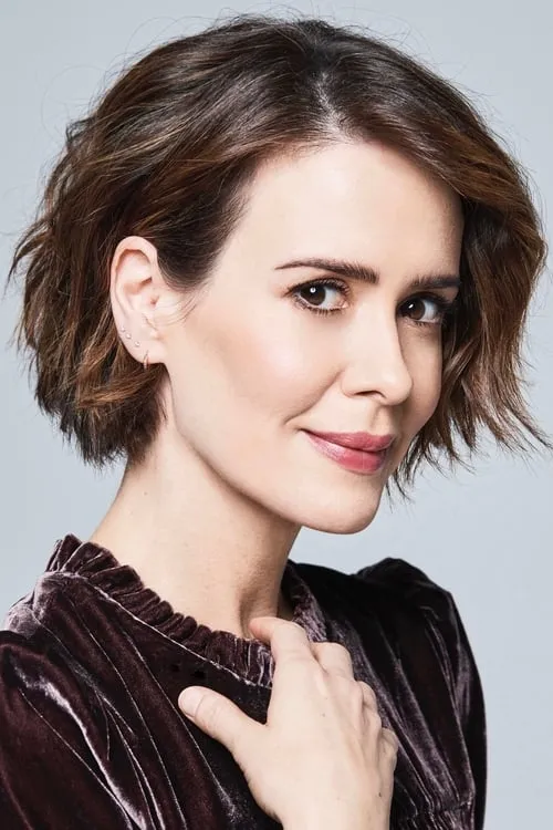 Sarah Paulson interpretando a Lucy