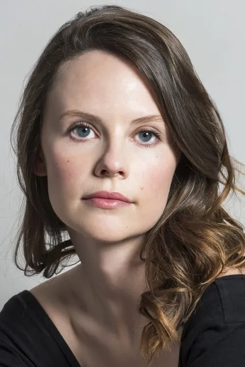 Sarah Ramos interpretando a Casting Associate