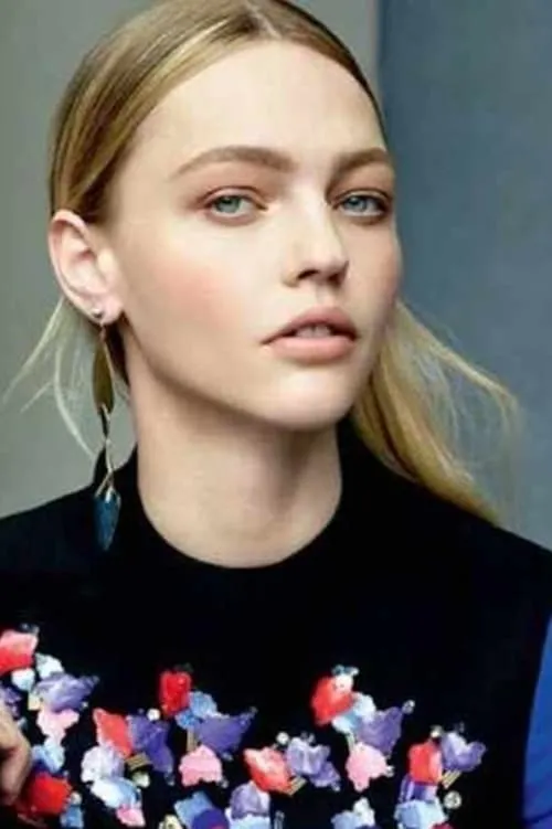 Faye Kingslee ha trabajado con Sasha Pivovarova en 1 ocasiones