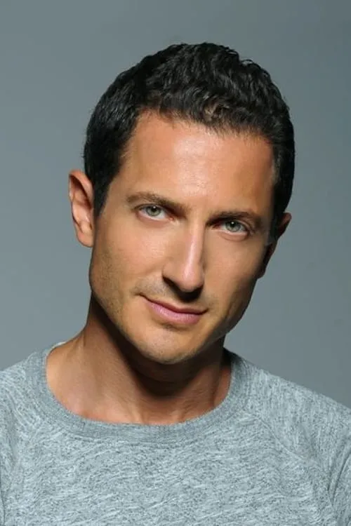 Sasha Roiz interpretando a Alex Baumann