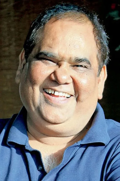 Satish Kaushik interpretando a Gullu Gulfam