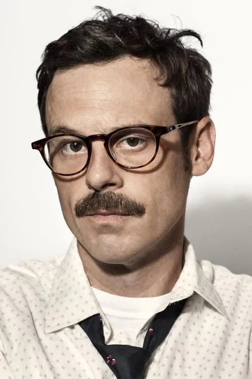 Scoot McNairy interpretando a Andrew Kaulder