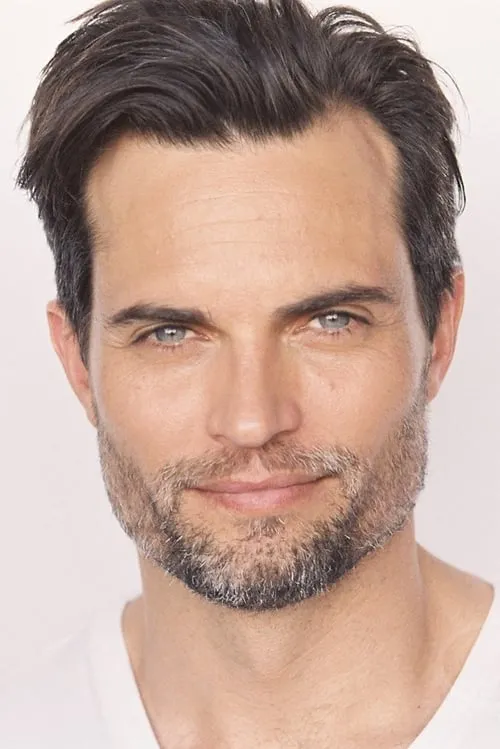 Scott Elrod interpretando a Matt Fairchild