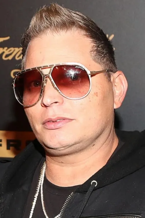 Scott Storch interpretando a Self