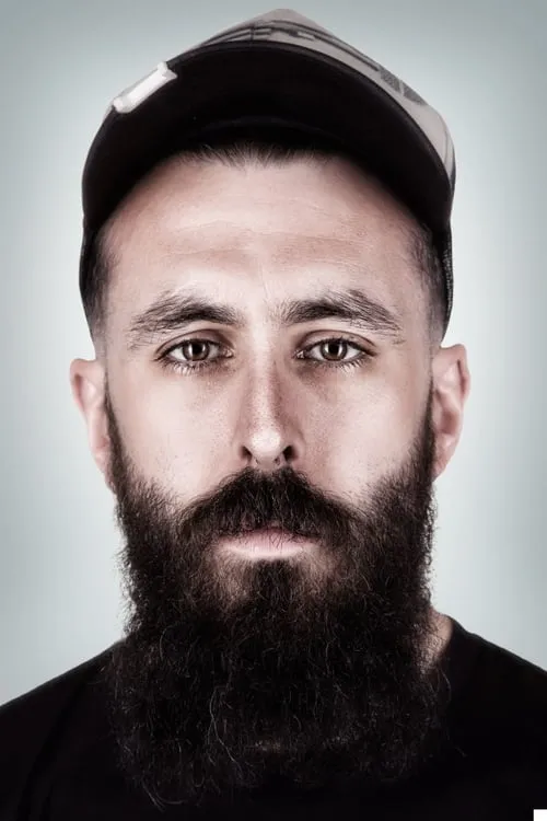 Scroobius Pip interpretando a 