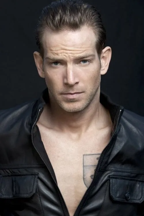 Sean Brosnan interpretando a Rizza