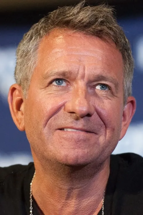 Sean Pertwee interpretando a 