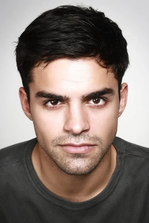 Sean Teale interpretando a Erlander