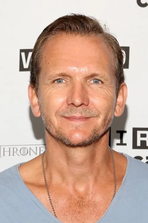 Sebastian Roché interpretando a 