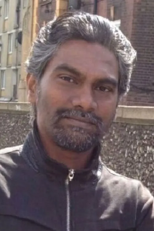 Senthil Kumaran Muniandy interpretando a Senthil